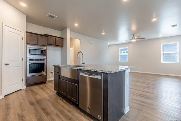 $1,600 | 3923 Ivy Path, St. Hedwig, TX 78152