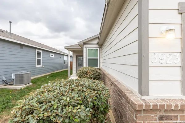 $1,600 | 3923 Ivy Path, St. Hedwig, TX 78152