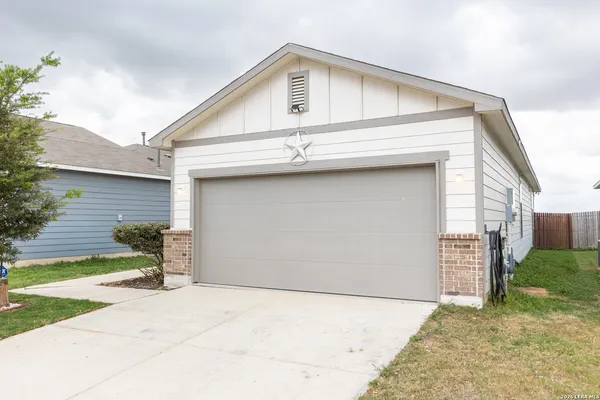 $1,600 | 3923 Ivy Path, St. Hedwig, TX 78152