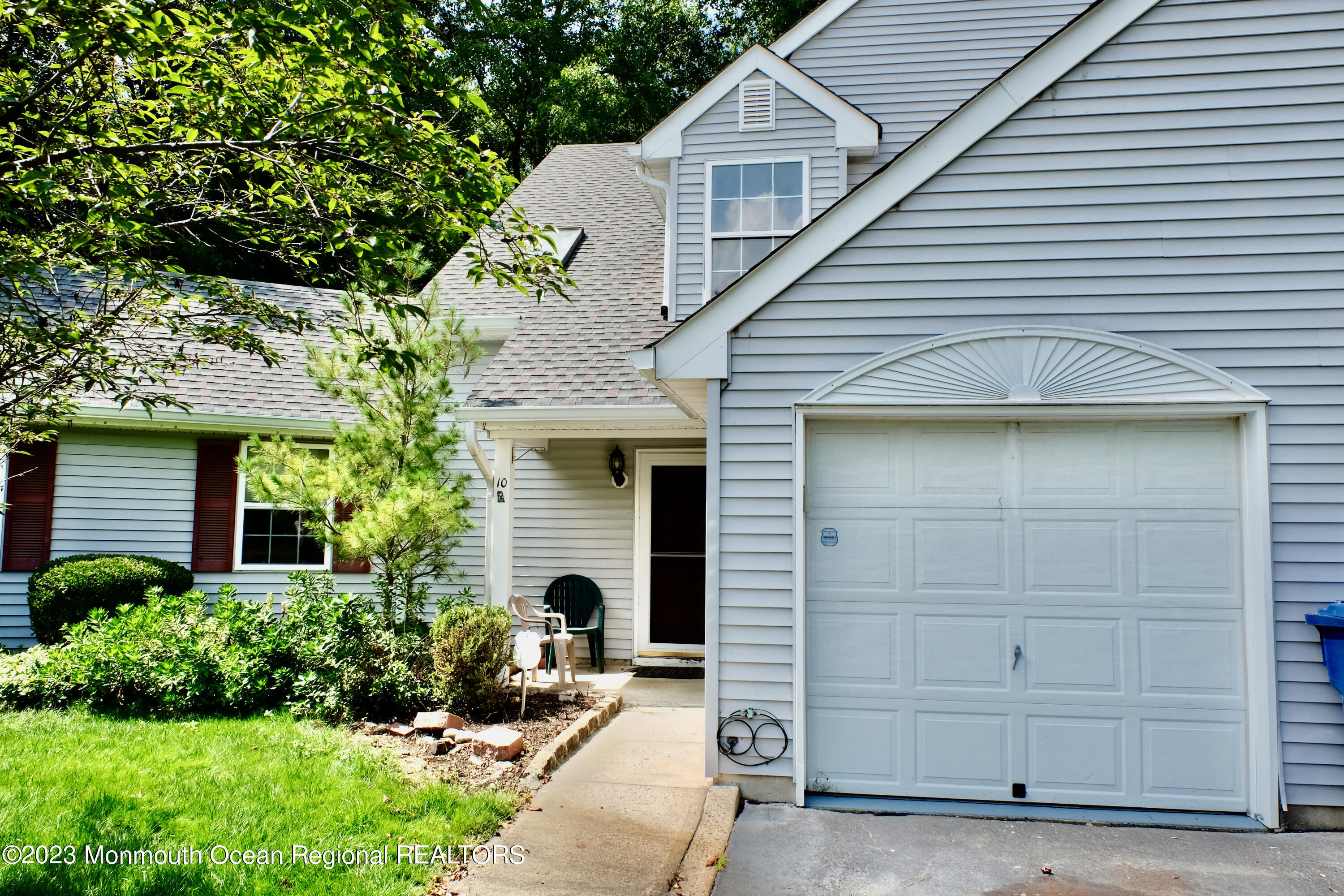 10 Commons Drive Neptune Township, NJ 07753 - Photo 2 of 21 a front view of a house with a garden