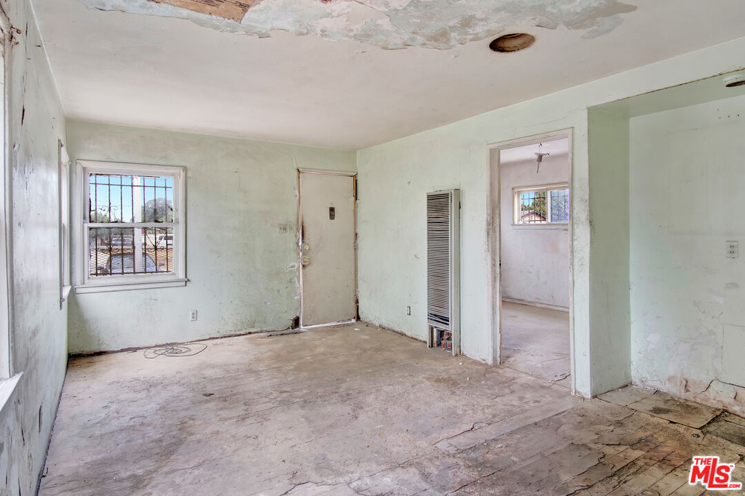 2028 East 126th Street Compton, CA 90222 - Photo 17 of 33 an empty room with windows