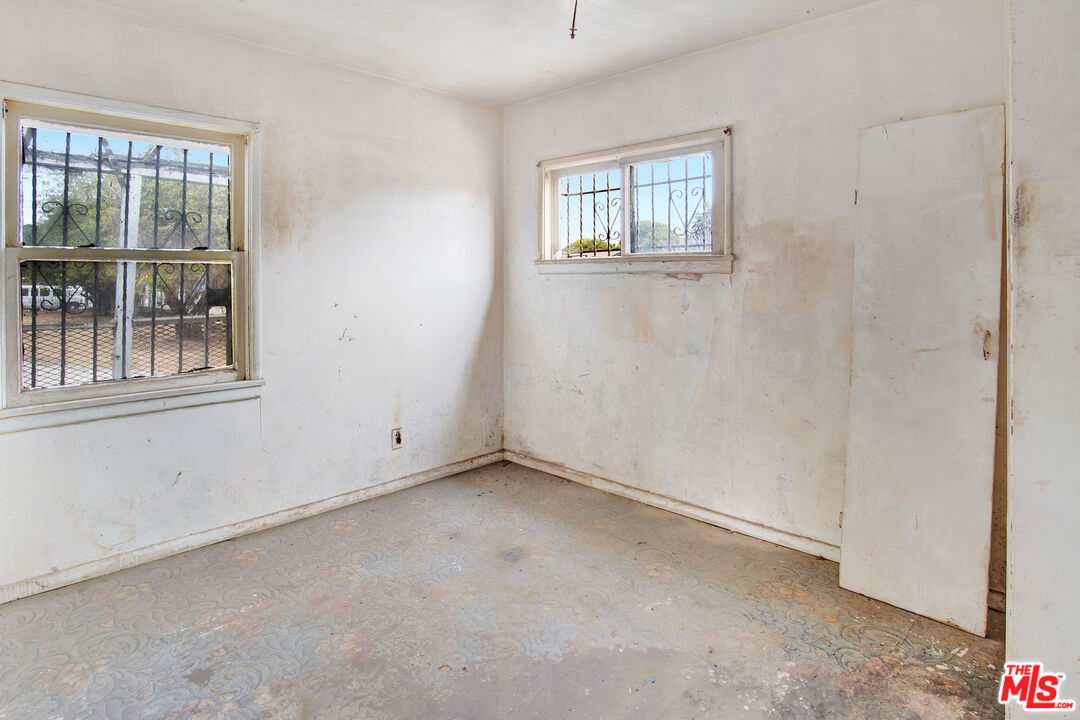 2028 East 126th Street Compton, CA 90222 - Photo 18 of 33 an empty room with windows