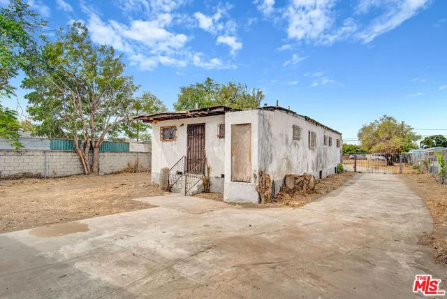 a view of a house with backyard