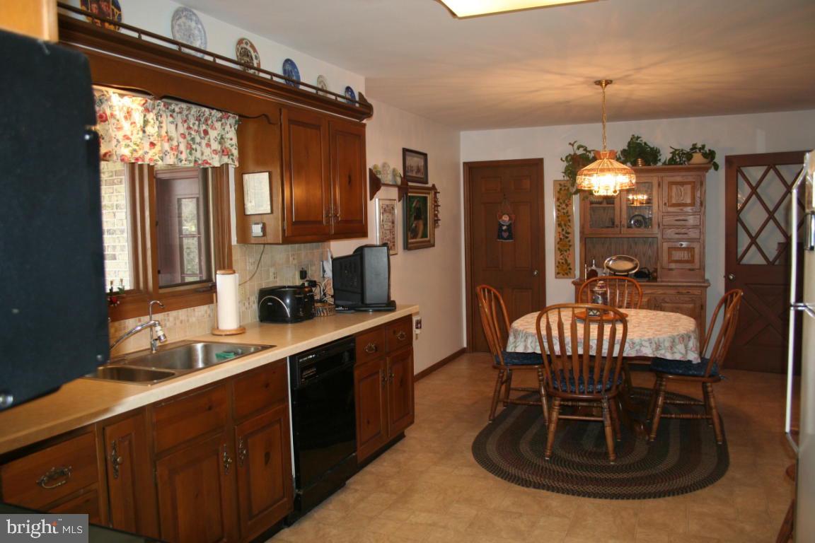 1116 Hempfield Drive Lancaster, PA 17601 - Photo 8 of 14 Gallery Image 8