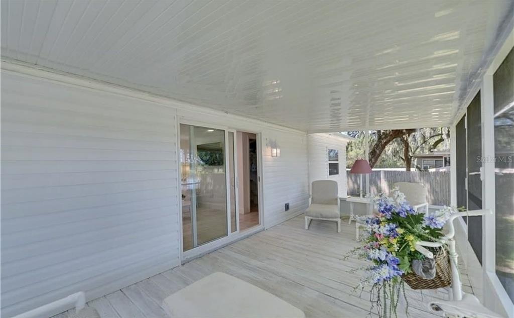 8164 East Turner Camp Road Inverness, FL 34453 - Photo 28 of 39 a hallway with a potted plant in front of it