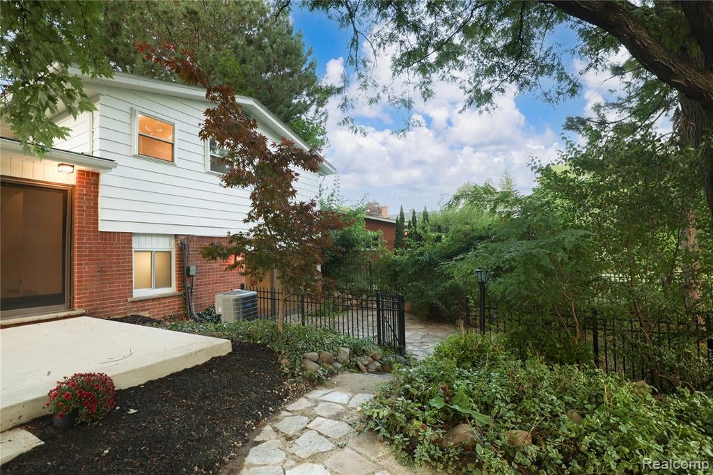 24095 Farmington Road Farmington, MI 48336 - Photo 43 of 51 Gallery Image 43