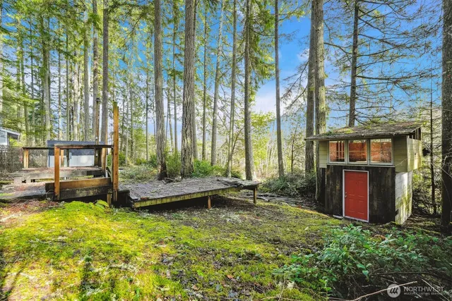 a view of a house with backyard and sitting area