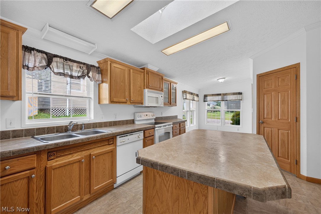668 Woodlawn Road Chardon, OH 44024 - Photo 8 of 29
