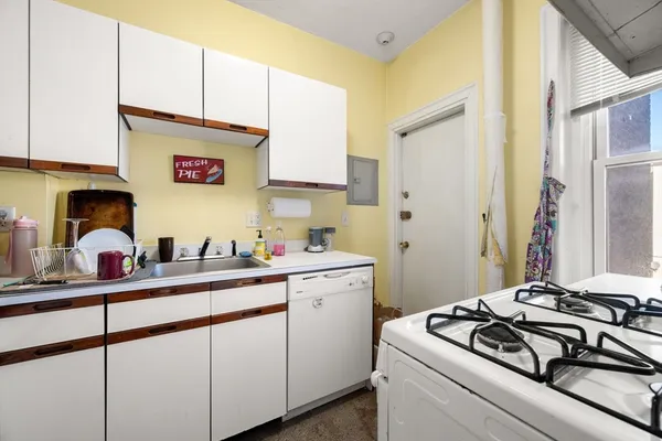 $575,000 | 1263 Commonwealth Avenue, Unit 4, Boston, MA 02134