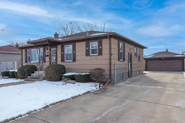 $215,800 | 827 East 160th Place, South Holland, IL 60473