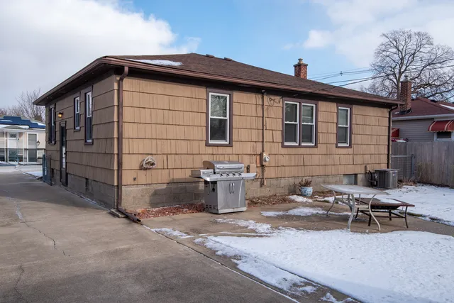 $219,900 | 827 East 160th Place, South Holland, IL 60473