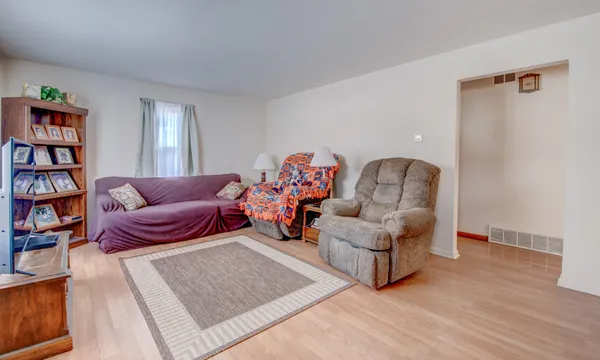 $215,800 | 827 East 160th Place, South Holland, IL 60473