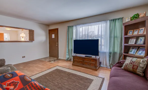 $215,800 | 827 East 160th Place, South Holland, IL 60473