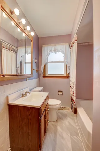 $219,900 | 827 East 160th Place, South Holland, IL 60473