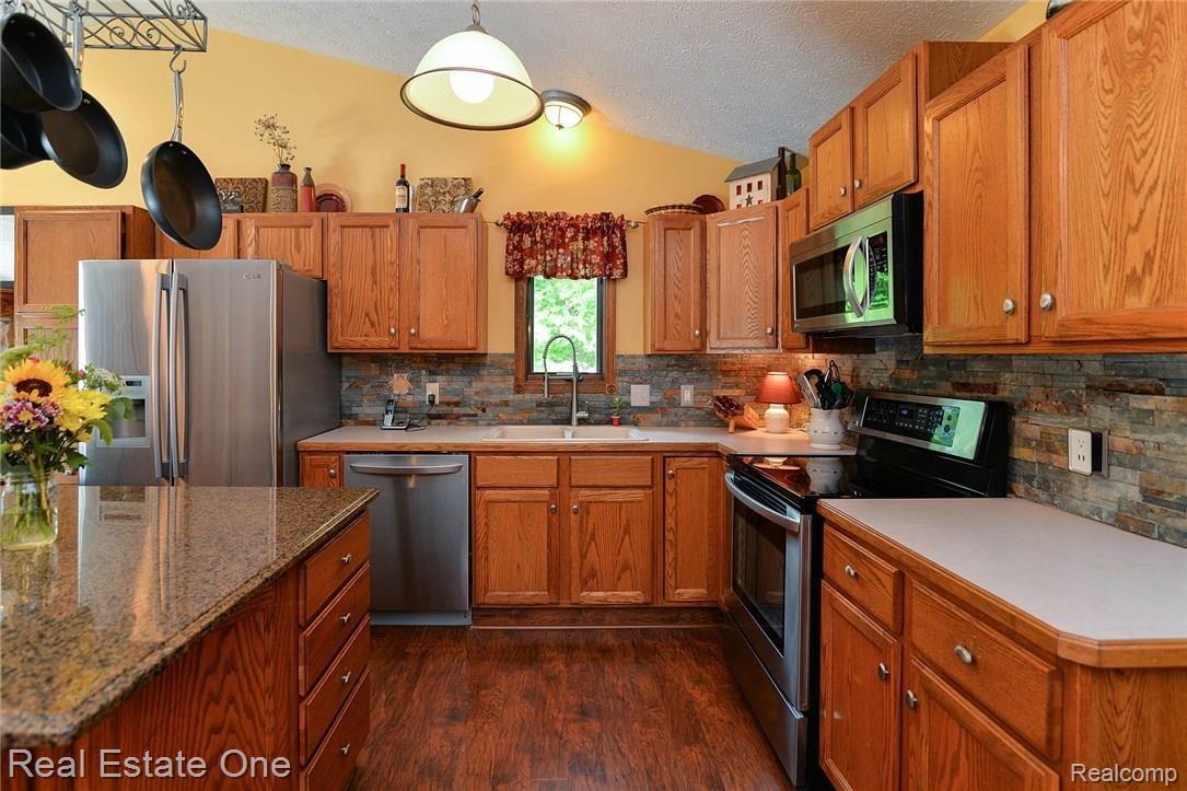 255 Triangle Lake Road Howell, MI 48843 - Photo 9 of 48 19_5.jpg