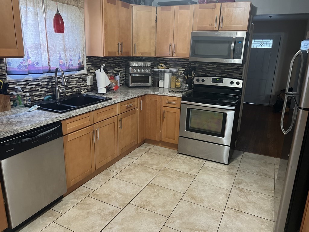 31 Wilton Street Springfield, MA 01109 - Photo 8 of 20 Gallery Image 8