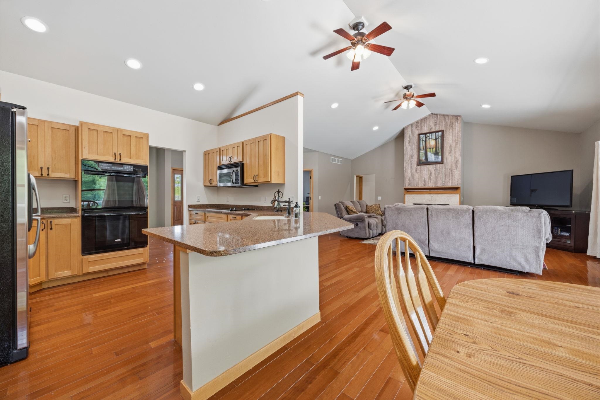 401 Highland Road Cambridge, WI 53523 - Photo 14 of 90