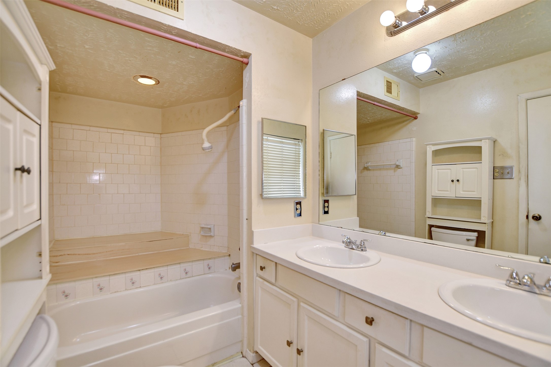 17327 Thorhill Street Spring, TX 77379 - Photo 24 of 44 Primary bathroom