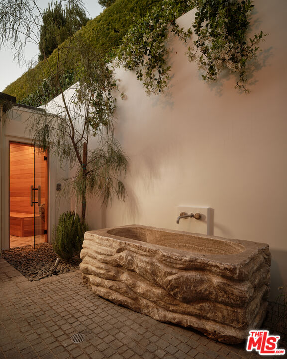 851 Strada Vecchia Road Los Angeles, CA 90077 - Photo 13 of 29 Gallery Image 13