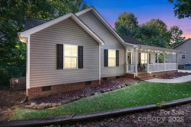 a view of front of a house with a yard