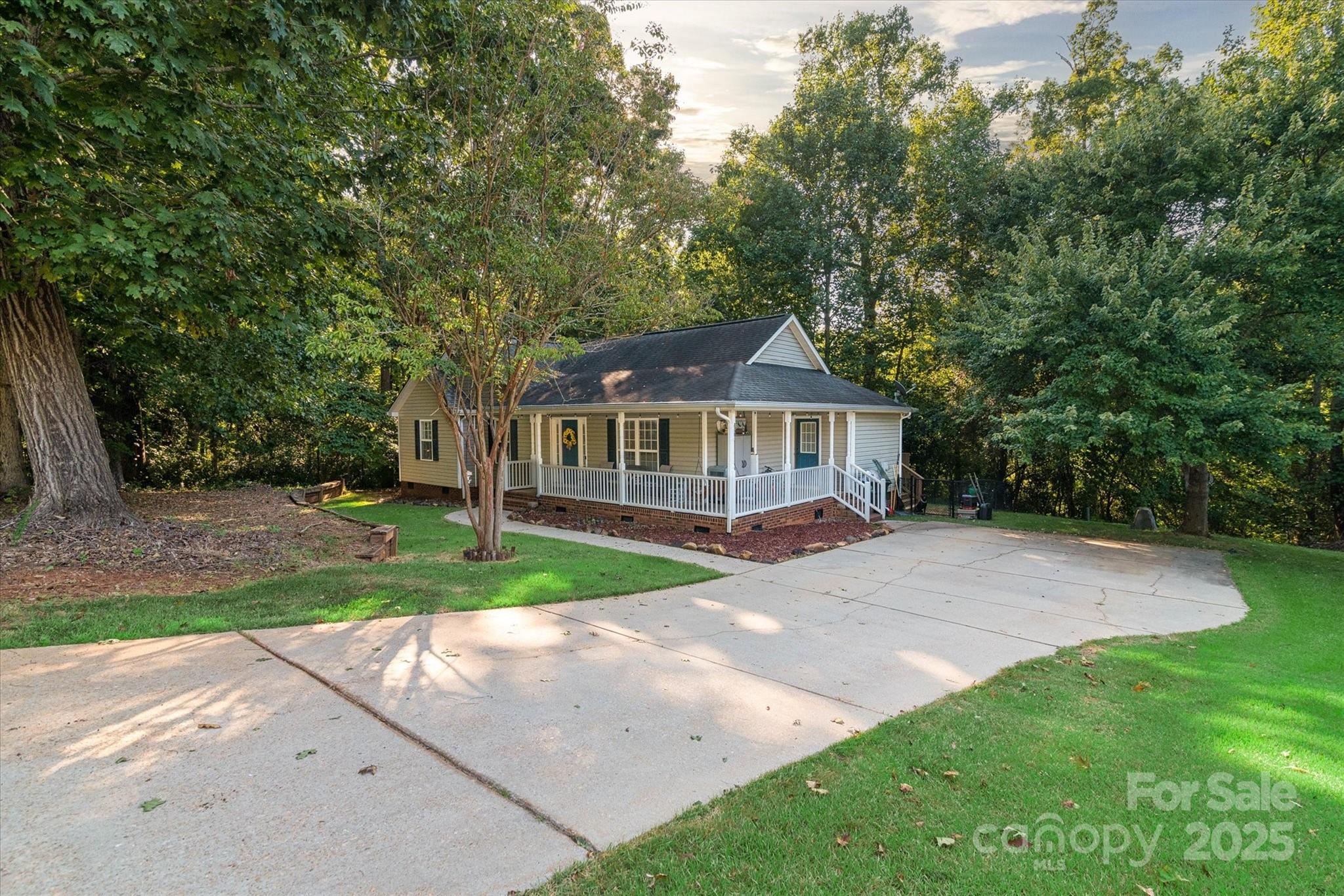 914 Ragin Lane Rock Hill, SC 29732 - Photo 5 of 31 a front view of a house with garden
