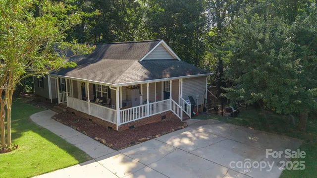 a view of house with a yard