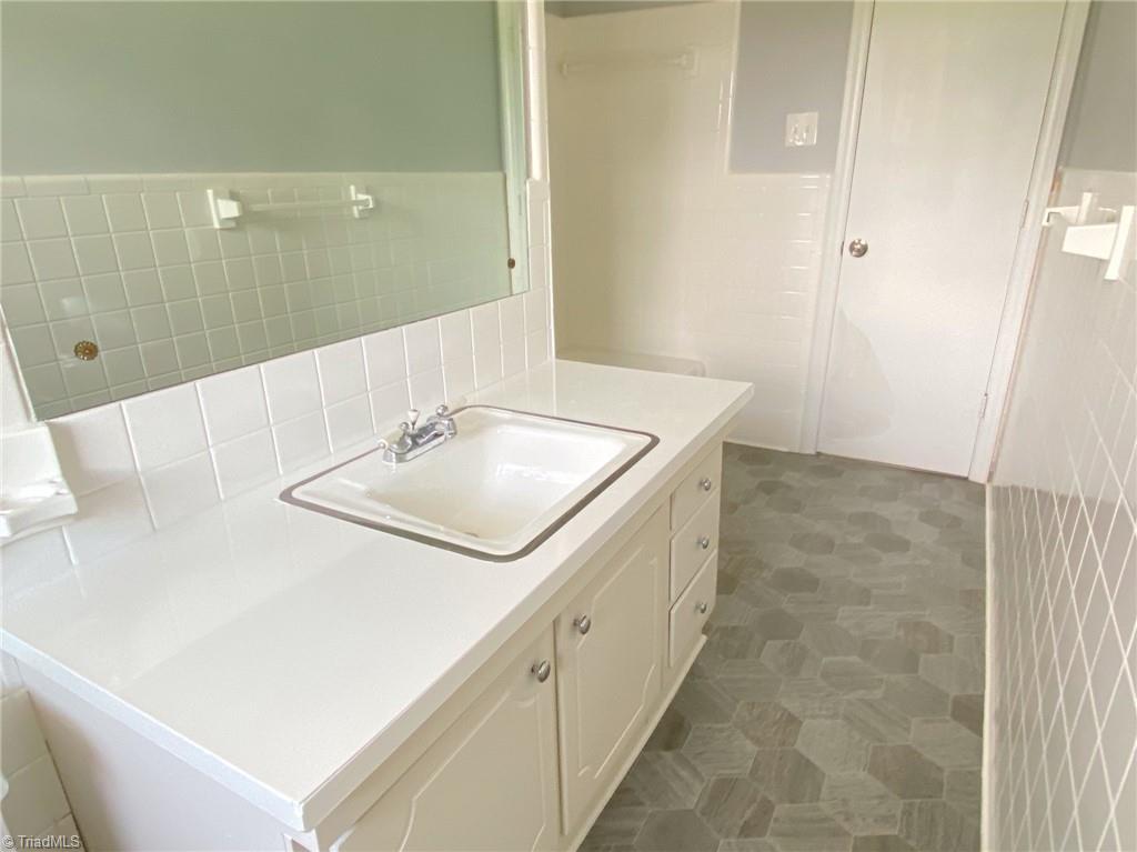 411 Oakview Road High Point, NC 27265 - Photo 19 of 49
