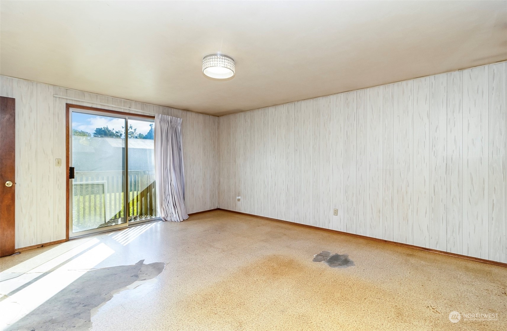 2416 6th Street Everett, WA 98201 - Photo 21 of 36 an empty room with sliding door