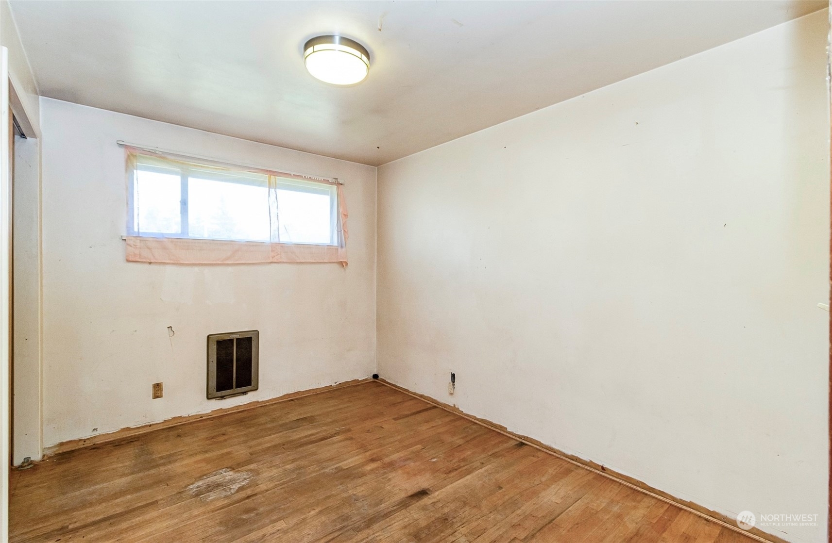2416 6th Street Everett, WA 98201 - Photo 10 of 36 an empty room with a window