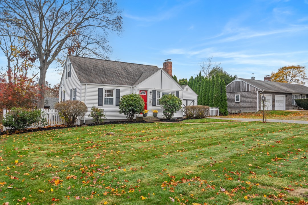 922 Narragansett Parkway Warwick, RI 02888 - Photo 2 of 24