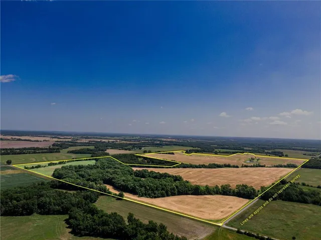 $970,000 | 18651 East 750th Road, Mound City, KS 66056