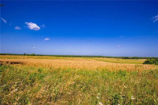 $970,000 | 18651 East 750th Road, Mound City, KS 66056