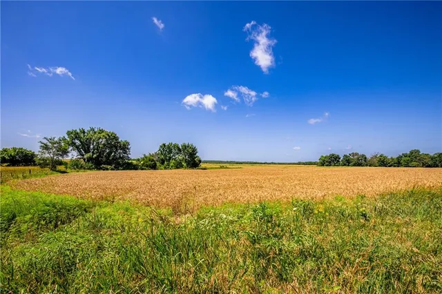 $970,000 | 18651 East 750th Road, Mound City, KS 66056