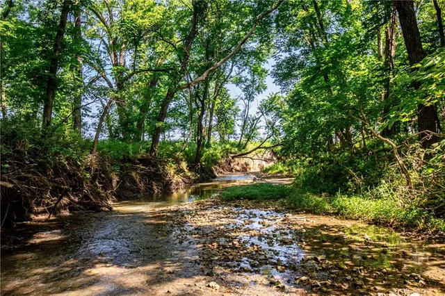 $970,000 | 18651 East 750th Road, Mound City, KS 66056