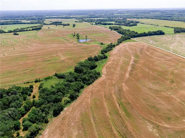 $970,000 | 18651 East 750th Road, Mound City, KS 66056