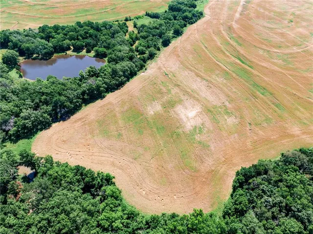 $970,000 | 18651 East 750th Road, Mound City, KS 66056