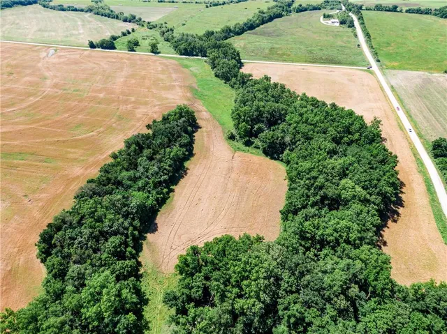 $970,000 | 18651 East 750th Road, Mound City, KS 66056