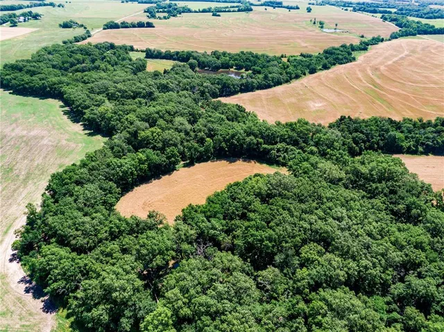 $970,000 | 18651 East 750th Road, Mound City, KS 66056