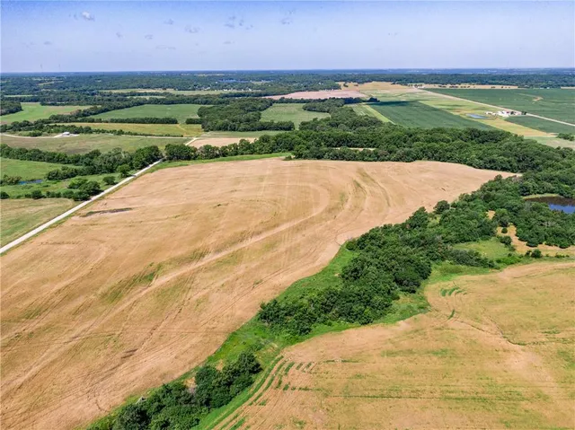 $970,000 | 18651 East 750th Road, Mound City, KS 66056