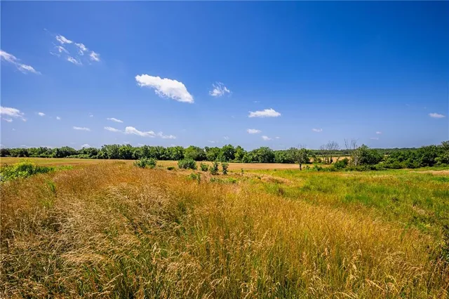 $970,000 | 18651 East 750th Road, Mound City, KS 66056