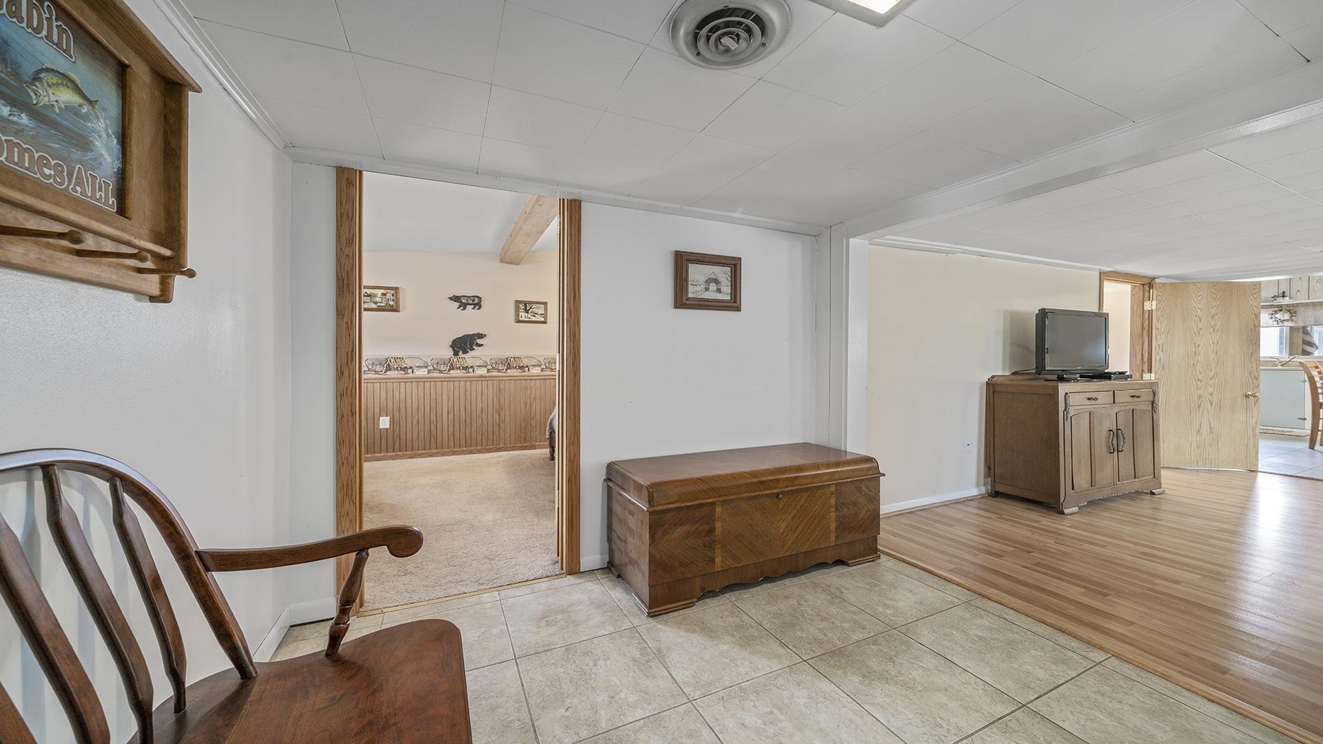 2687 South Snyder Road Oregon, IL 61061 - Photo 7 of 33 a living room with furniture