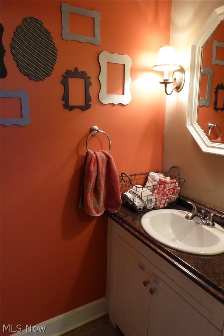 1373 Ford Road Lyndhurst, OH 44124 - Photo 12 of 25 Fashionable Half Bath Right off the Kitchen ...