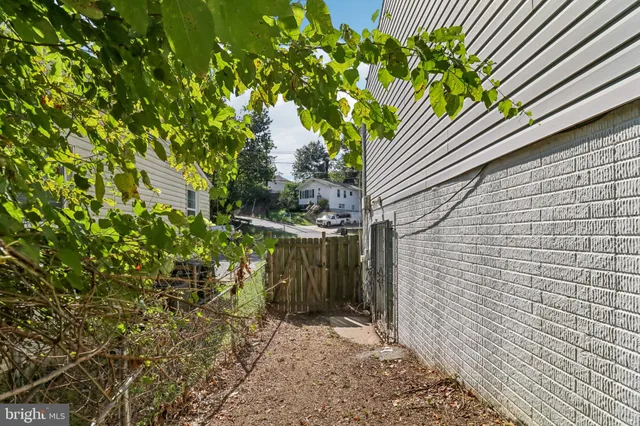 a picture of a bench in a cabinet