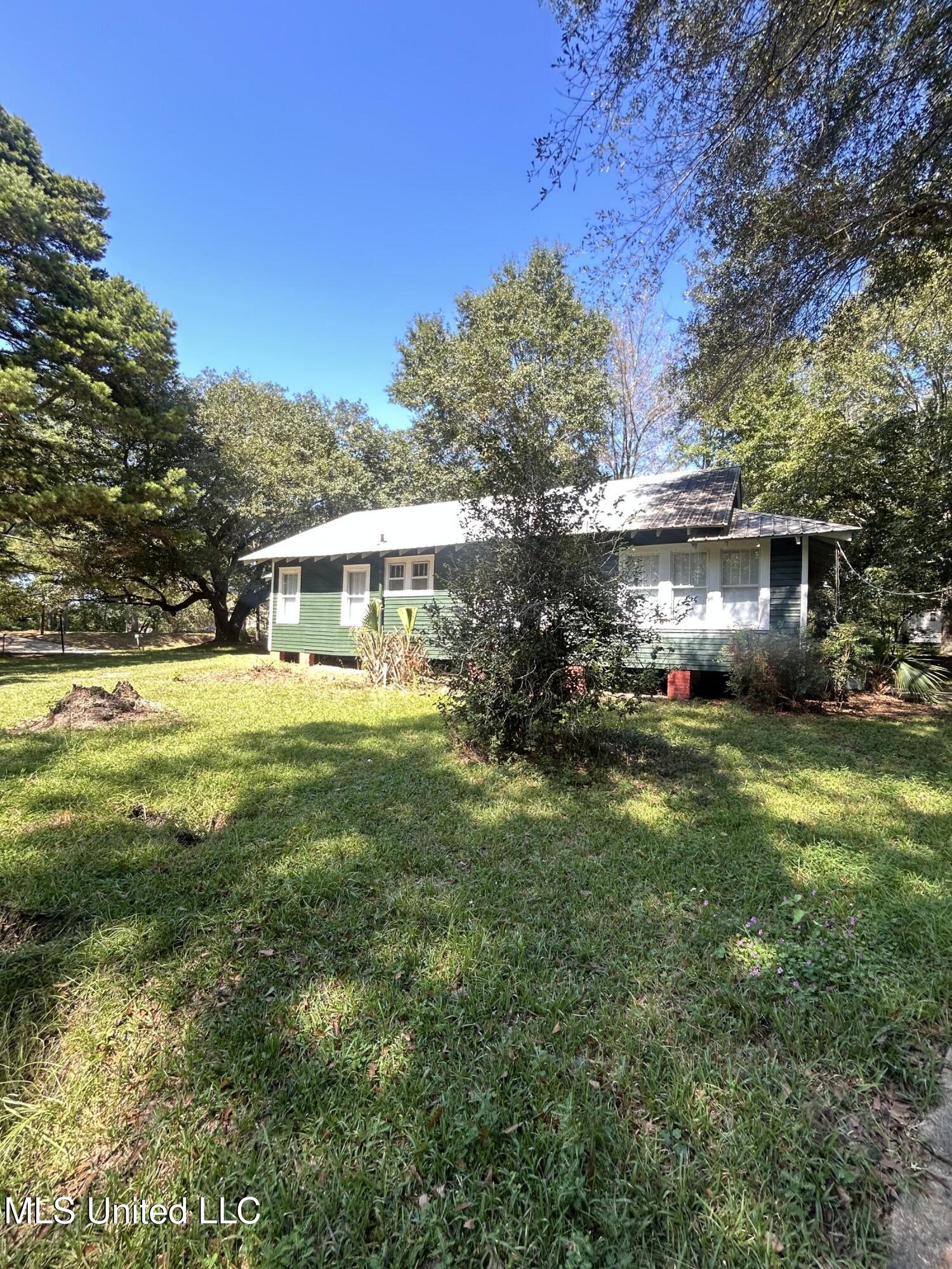 505 South Magnolia St Summit Summit, MS 39666 - Photo 3 of 29 IMG_0737