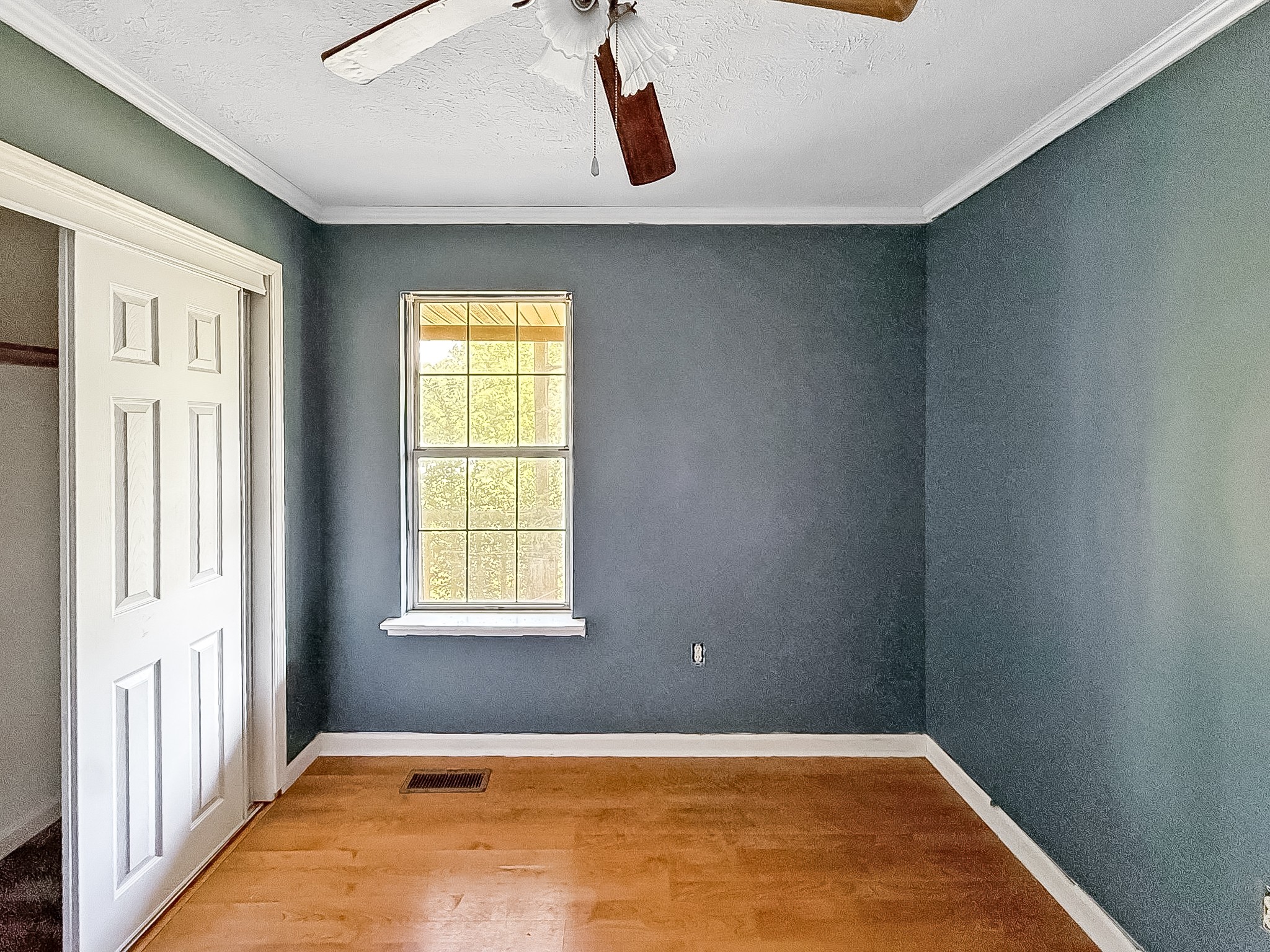607 Cool Springs Road Morgantown, KY 42261 - Photo 12 of 18 a view of an empty room with window