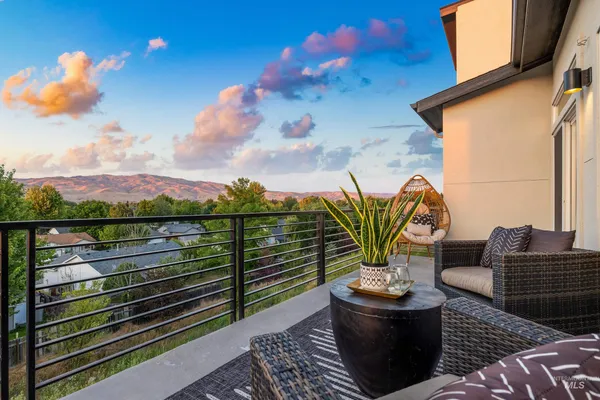 $699,900 | 1246 East Echelon Ridge Lane, Boise, ID 83716