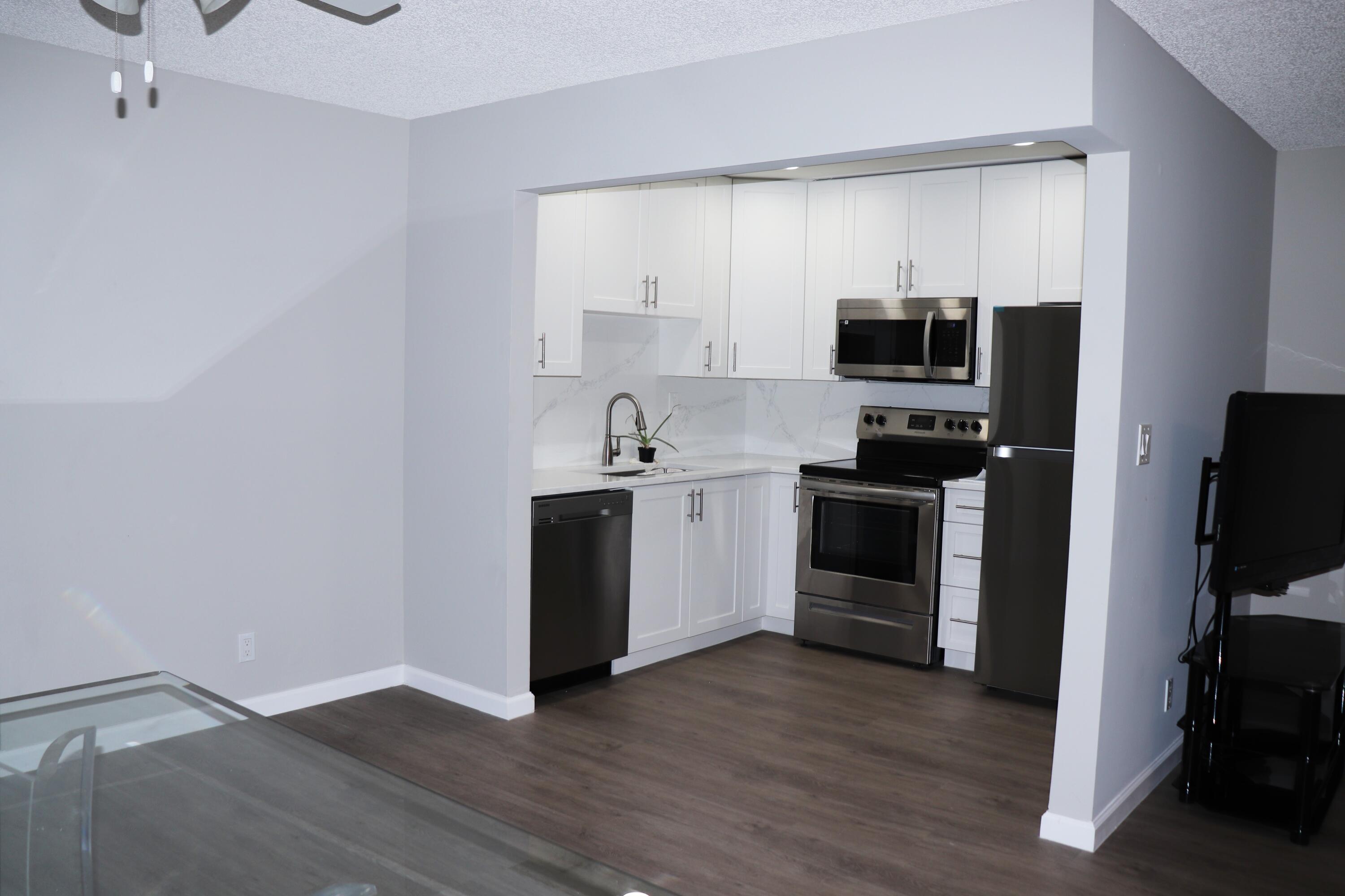 801 Flanders South, Unit Q Delray Beach, FL 33484 - Photo 2 of 11 kitchen