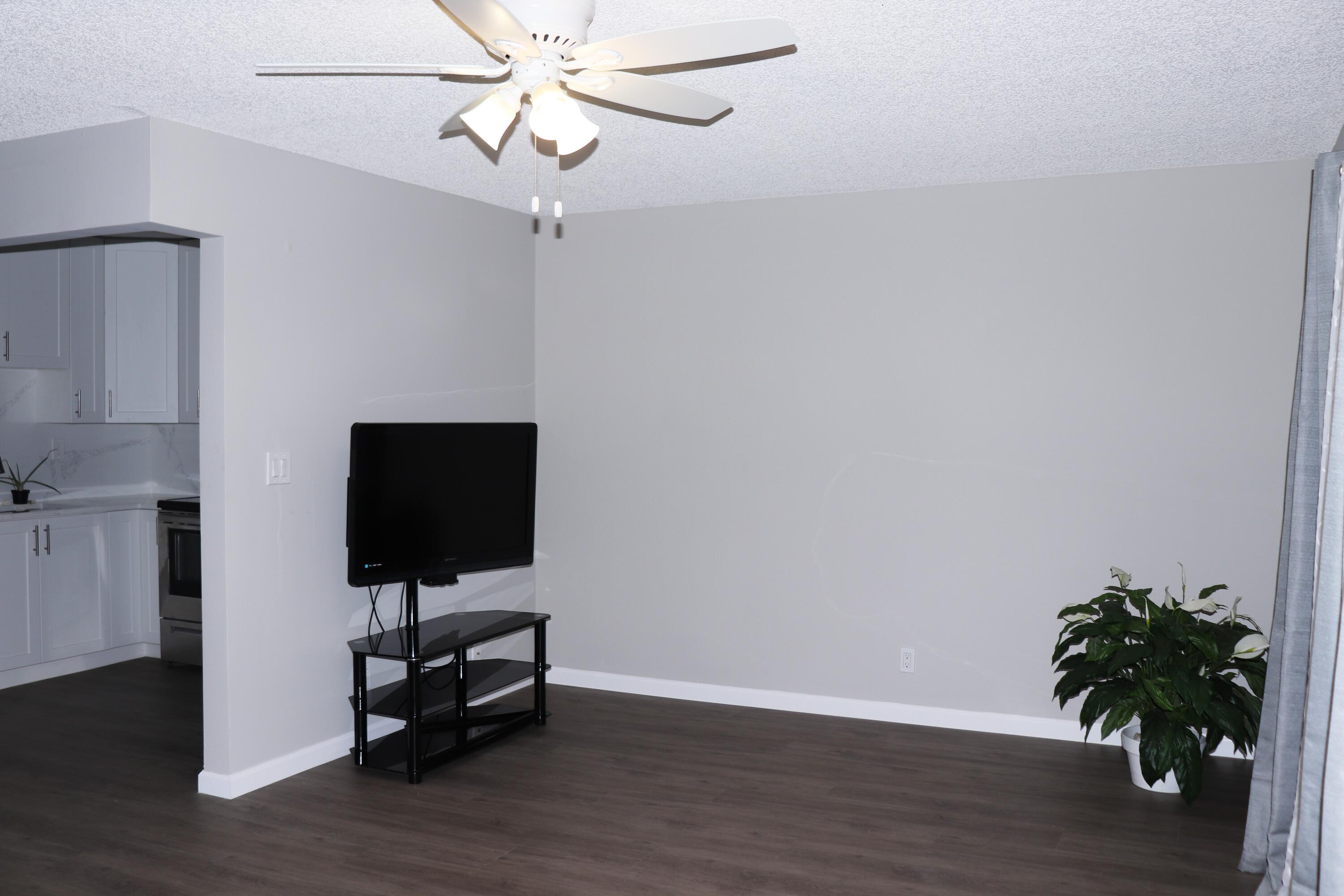 801 Flanders South, Unit Q Delray Beach, FL 33484 - Photo 3 of 11 living 2