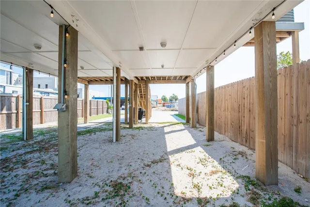 a view of a backyard