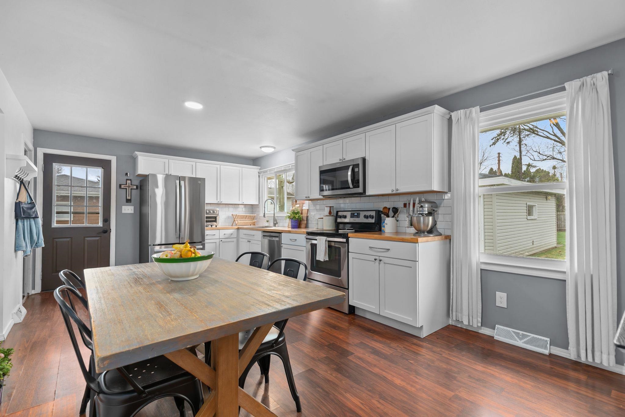 2613 South Fountain Avenue Appleton, WI 54915 - Photo 3 of 48